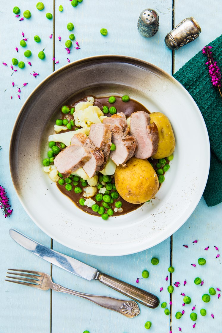 Indrefilet av svin med blomkål, erter, kokte poteter og fløtesaus