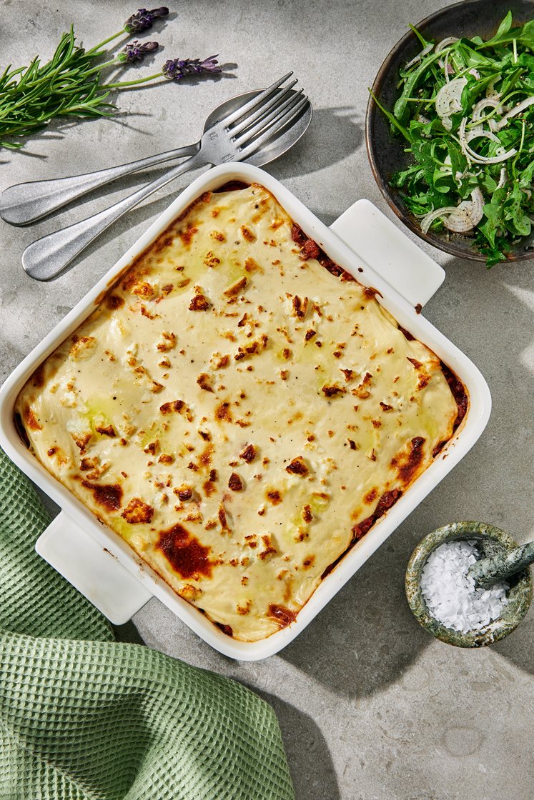 Vegetarisk moussaka med linser og tomatsalat