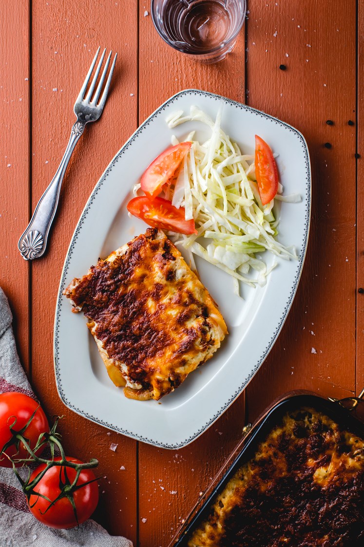 Hjemmelaget lasagne med strimlet kål og tomater