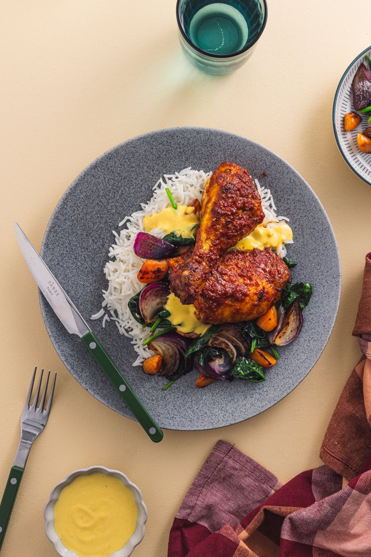 Massaman-marinerte kyllinglår med ris, grønnsaker, curry- og mangodressing