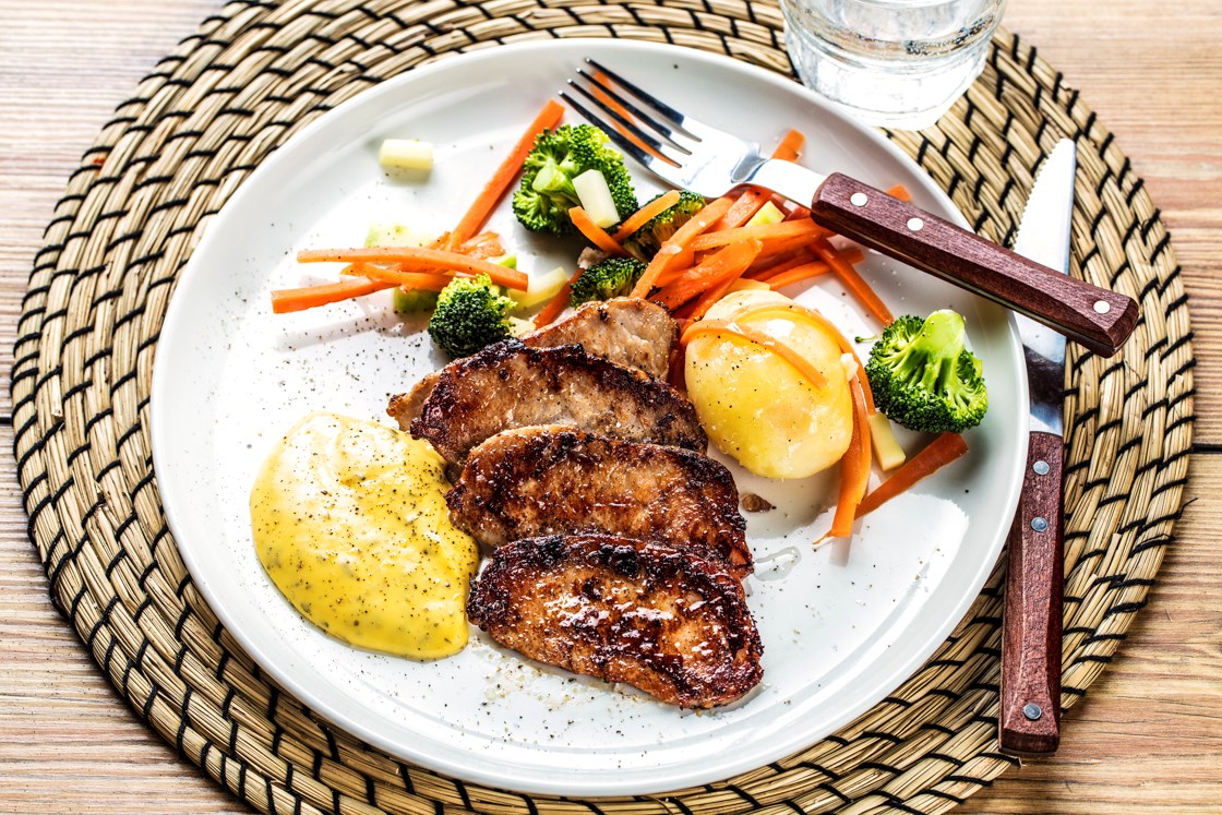 Stekt svinekam med grønnsaker og béarnaise