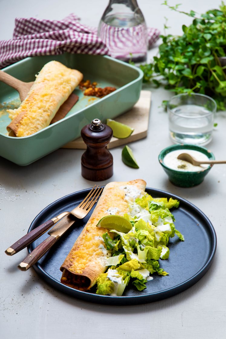 Gratinerte enchiladas med kjøttdeig, linser og frisk salat