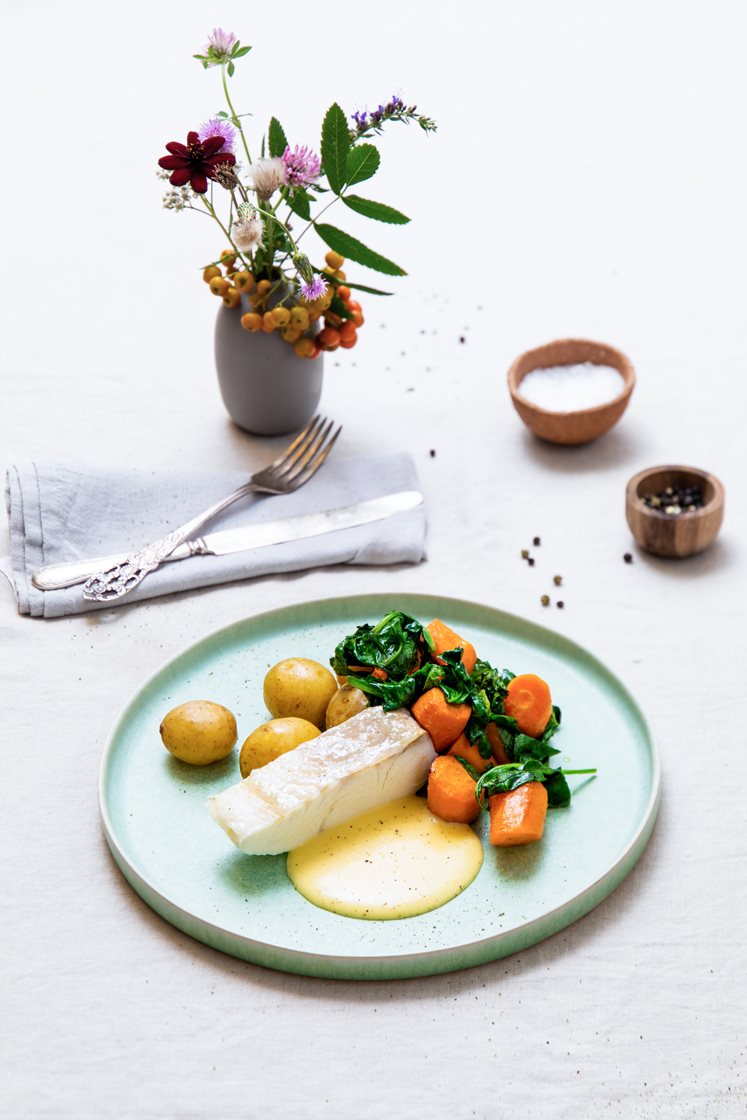 Kveitefilet med poteter og ovnsbakte gulrøtter med spinat og smørsaus