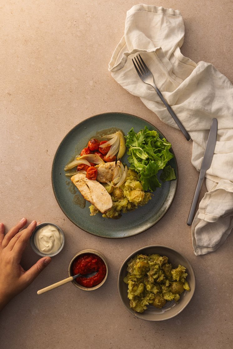 Ovnsbakt kylling og tomater med krydderpoteter, ajvar og aioli