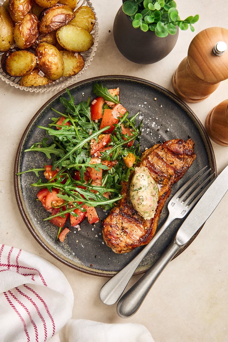 Fläskkotlett med bearnaisesmör och tomatsallad