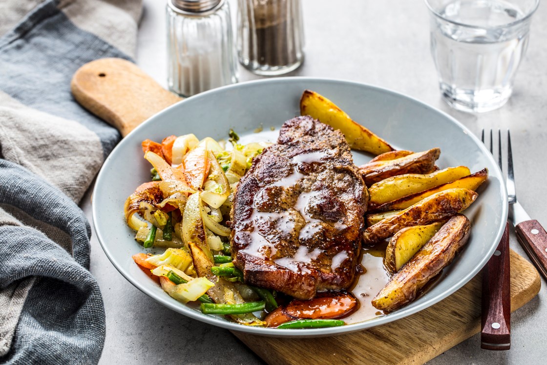 Nakkekoteletter med wokgrønnsaker og ingefærsjy