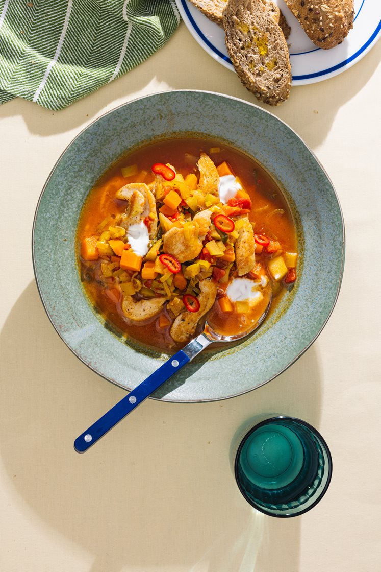 Hot kyllingsuppe med grønnsaker og ovnsbakte bagetter
