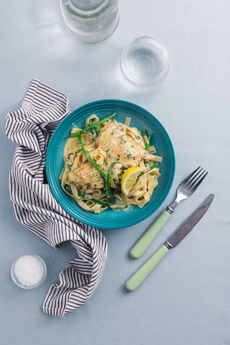 Kylling i "god sovs" med frisk pasta og grønne bønner