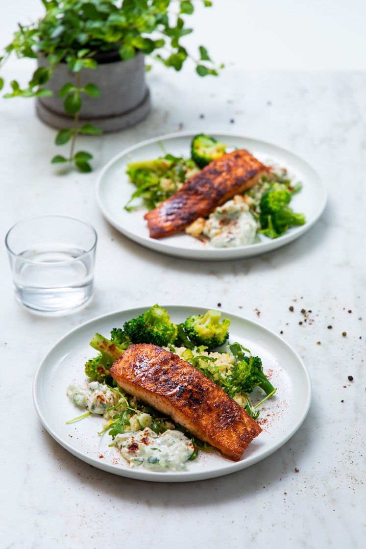 Chipotlekrydret laks med ruccolacouscous og tzatziki 
