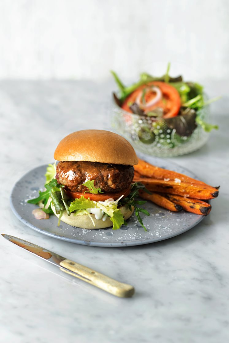 BBQ-burgare med rostade morötter och limesallad 
