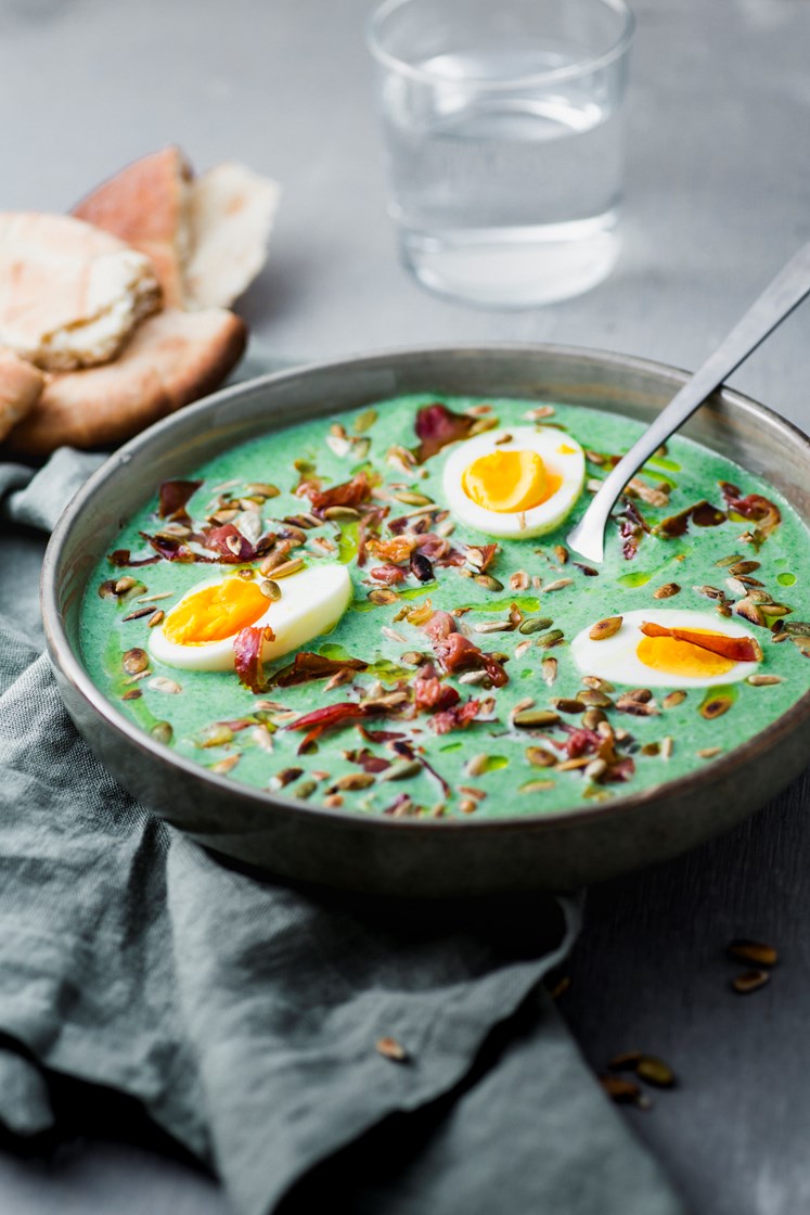 Selleri- og spinatsuppe med sprøstekt serranoskinke, egg og nanbrød