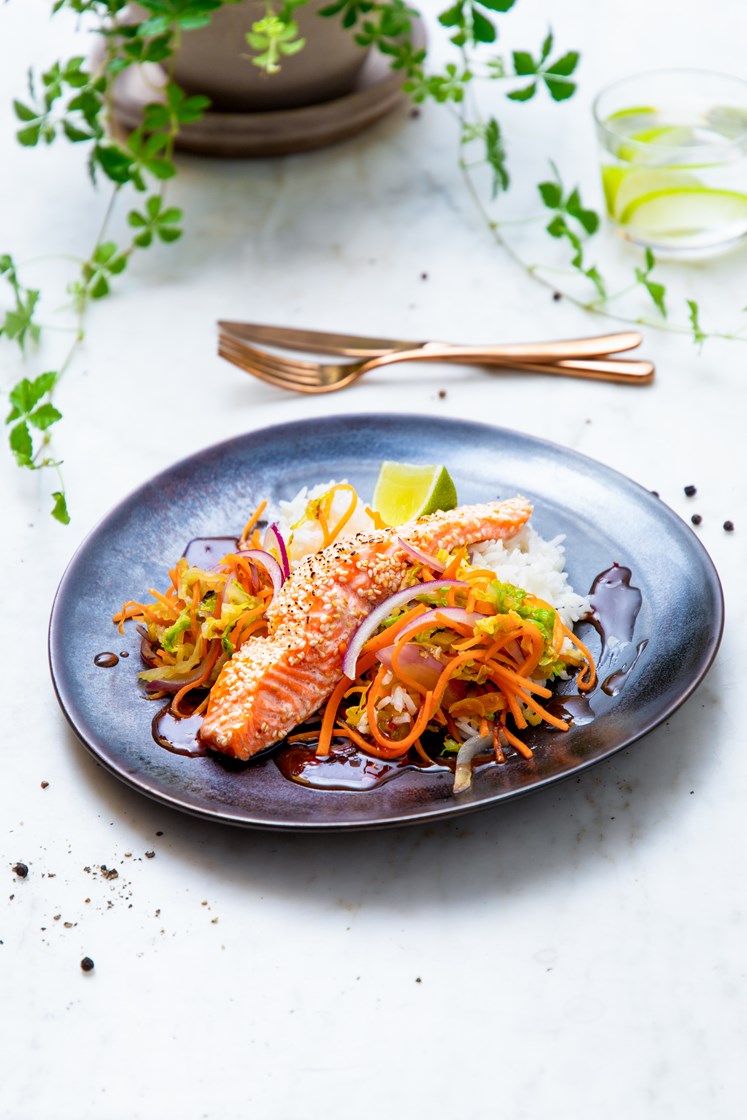 Sesambakt laksefilet med wokket kålblanding, jasminris, sweet chili-saus og lime