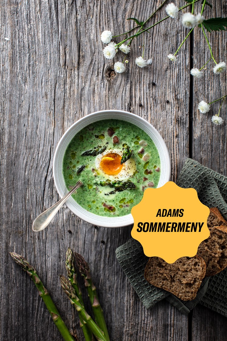 Aspargessuppe med spinat, bacon, egg og steinovnsbakte rundstykker