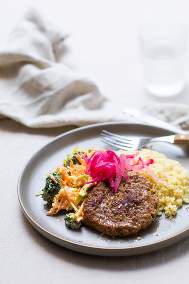 Kjøtt- og grønnsakskarbonader med kremet brokkolisalat, couscous og syltet rødløk