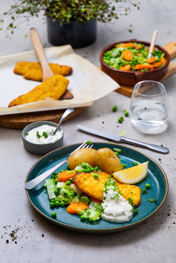Urtepanert flyndre med erter, gulrøtter og persilledressing