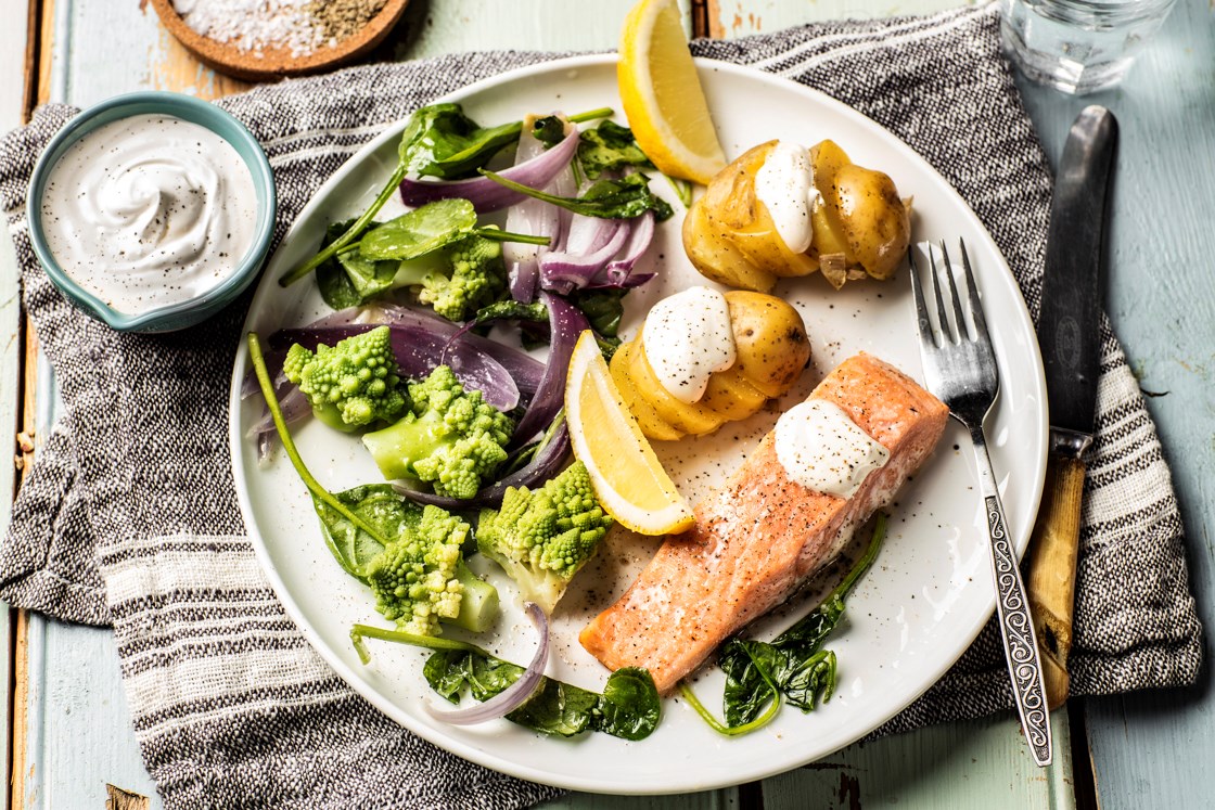 Bakt laks med grønnsaker og pepperrotsaus