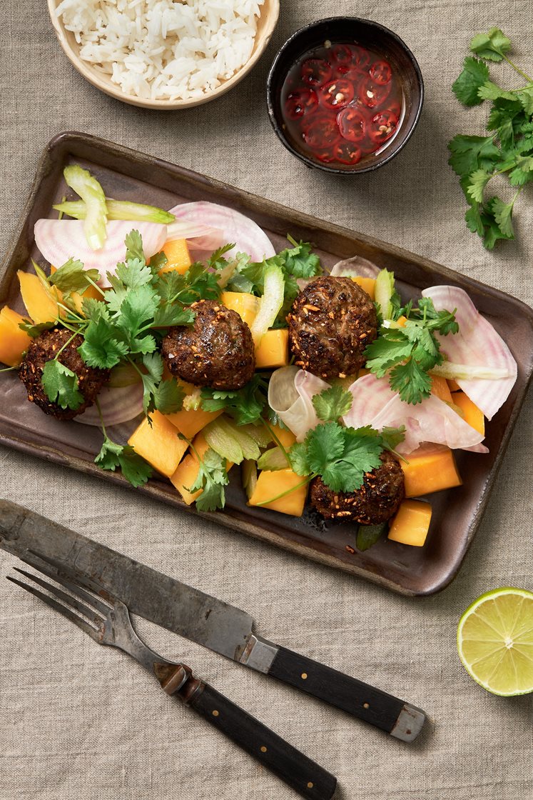 Larb tod - Friterade kalkonfrikadeller med limeblad, nem-sås och mangosallad