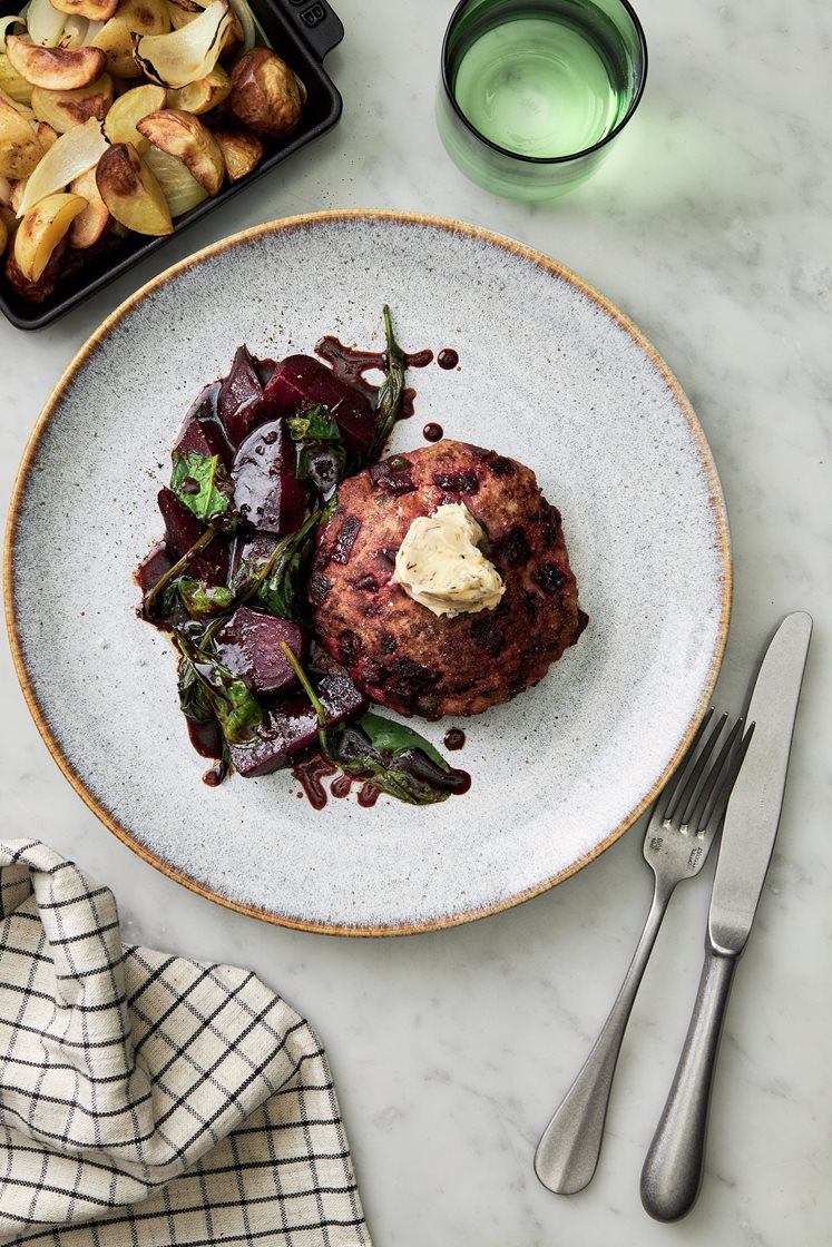 Biff à la Lindström med kapers, rødbeter og estragonsmør 