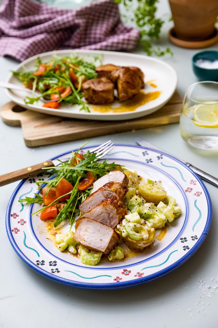 Svinefilet med kremet potetsalat, ruccola og tomat