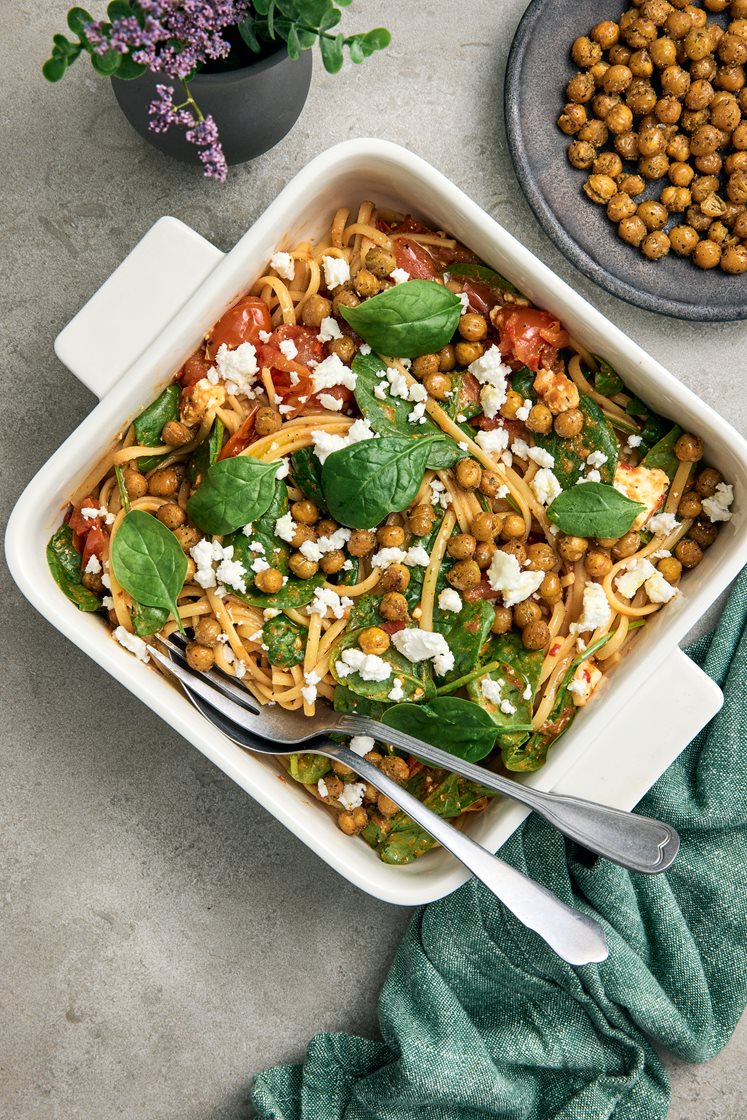 Linguine med ugnsbakade cocktailtomater, ajvar, kikärtor och fetaost