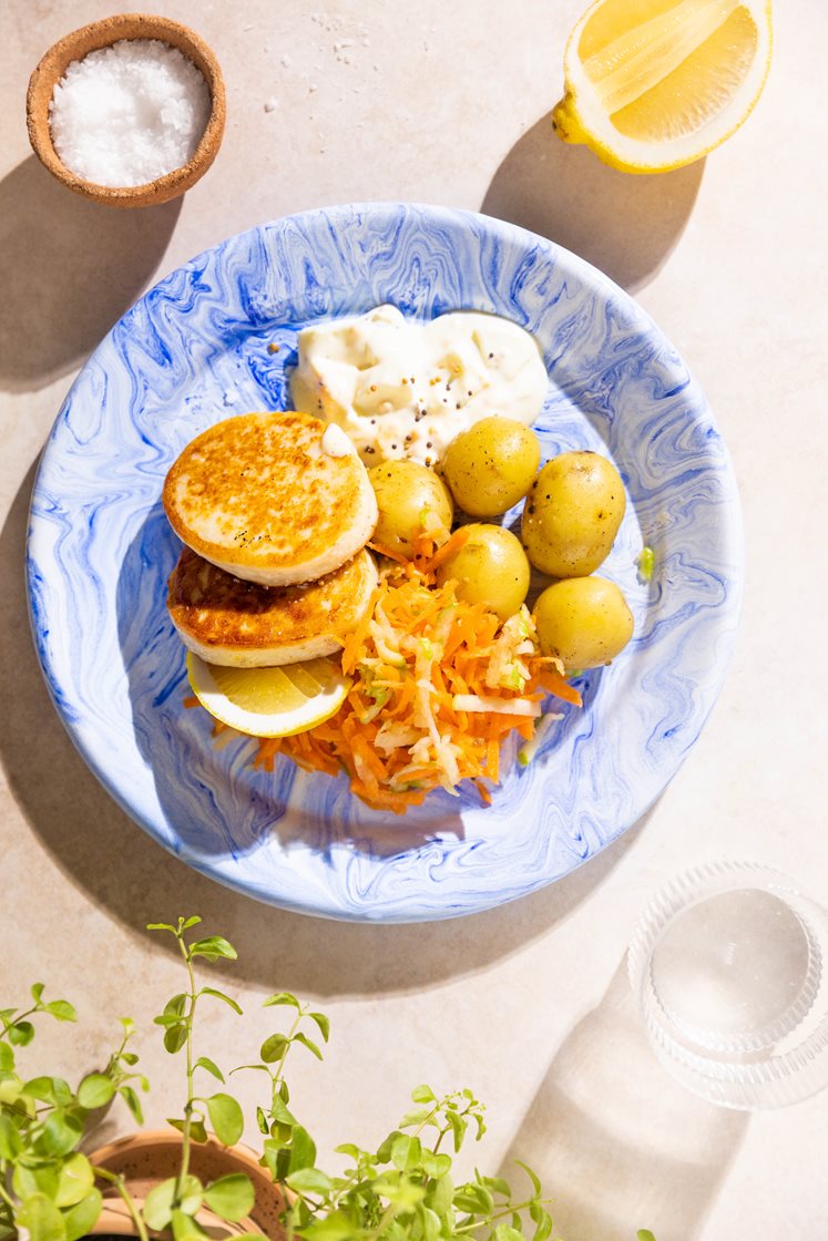 Fiskekaker med kremet eggesalat, råkost og kokte småpoteter