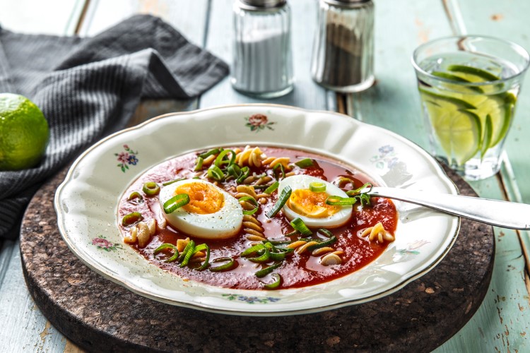 Tomatsuppe med pasta, kalkunbacon og kokt egg