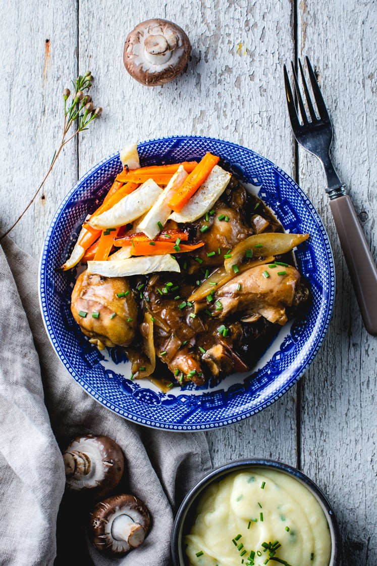 Coq au vin med bakte rotgrønnsaker og potetmos
