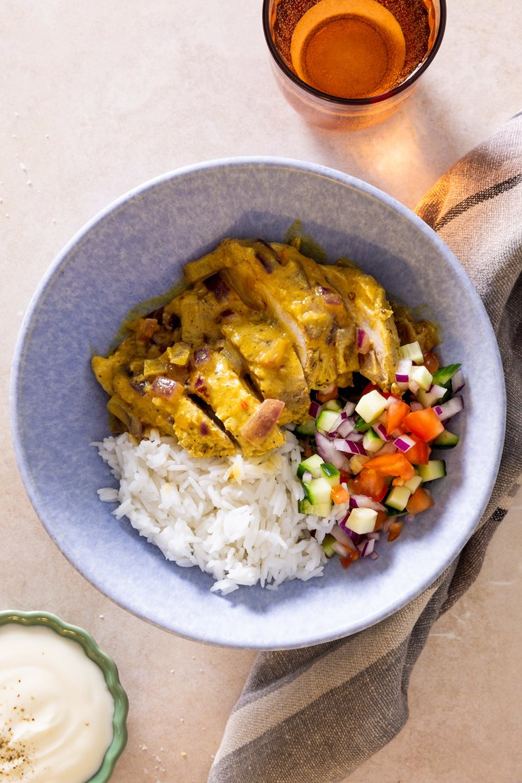 Kylling i mangochutneysauce med tomatsalat og basmatiris