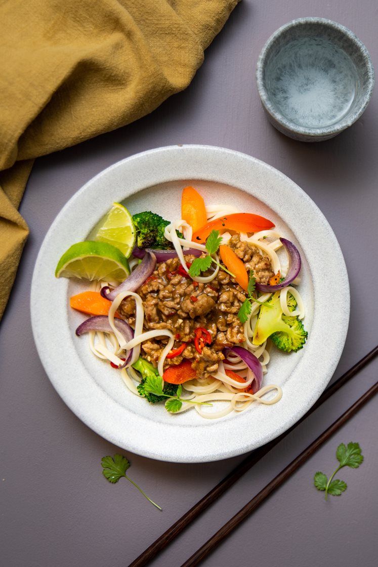 Asiatiske nudler med gris og koriander