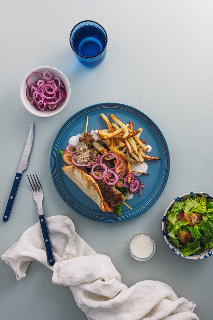 Kylling souvlaki med mynte- og yoghurtdressing og fries i piadinabrød
