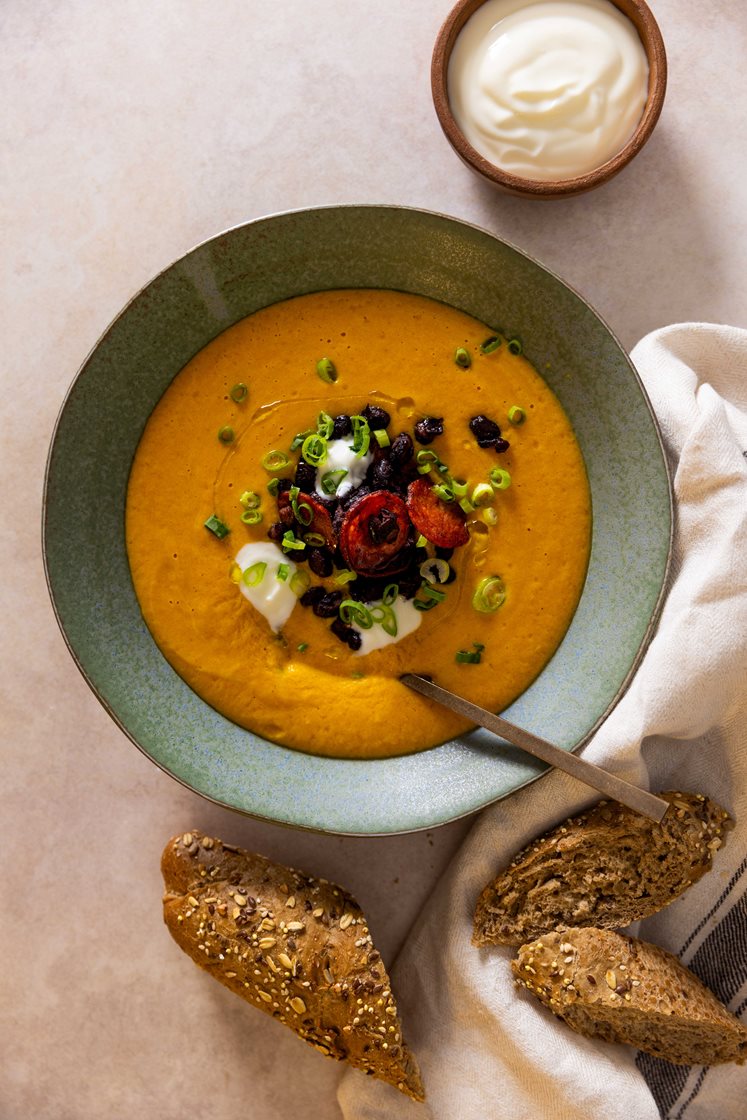 Spicy søtpotet- og gulrotsuppe med pepperoni og svarte bønner, servert med grove baguetter og yoghurt