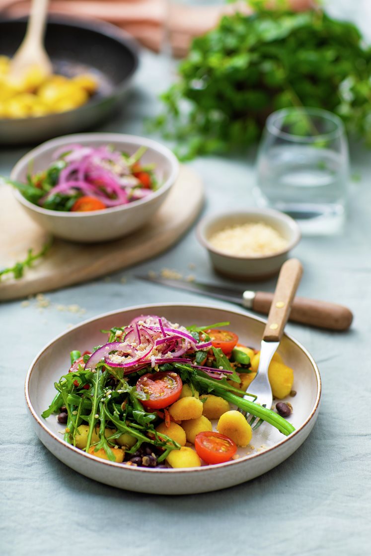 Pannestekte gnocchi med bønner, ruccola- og tomatsalat med Grande Premium 