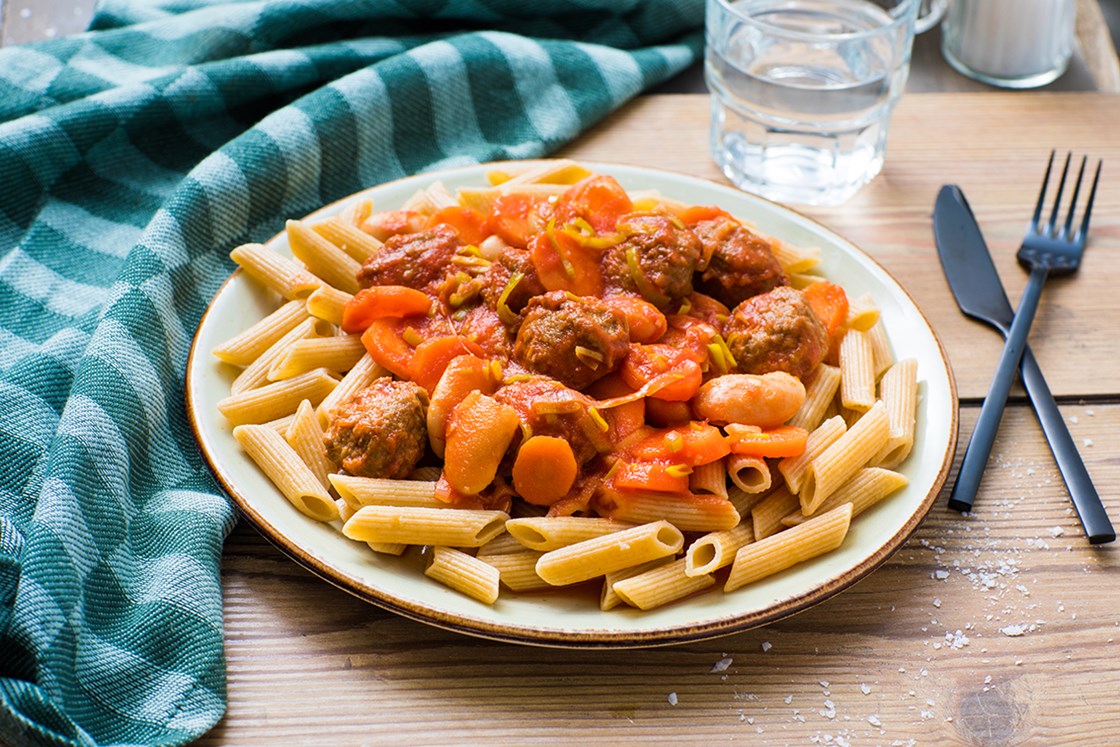 Pasta med kyllingkjøttboller i tomatsaus