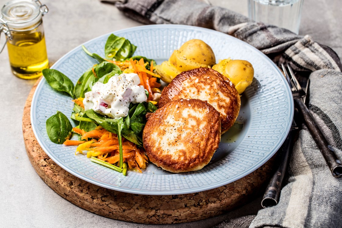 Fiskekaker med råkostsalat og epledressing