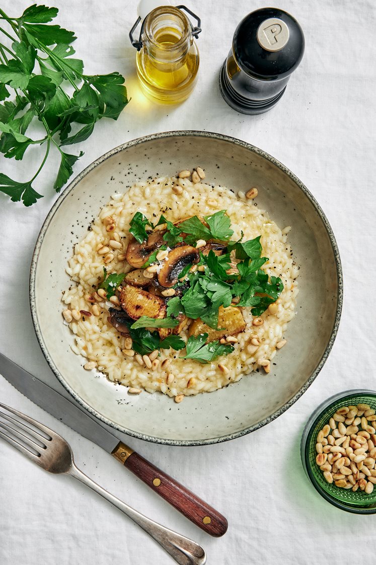 Risotto med ugnsrostade gulbetor, champinjoner och pinjenötter