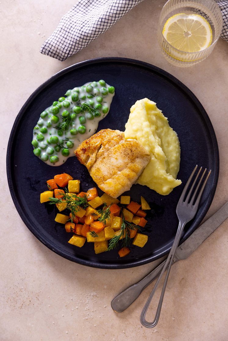 Pannestekt torskefilet med potetkrem, frisk dill, fiskesaus, ovnsbakte rotgrønnsaker og erter 