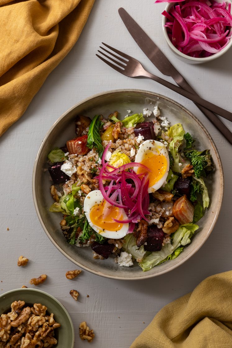 Betesalat med sprø grønnkål, egg, fetaost og syltet rødløk 