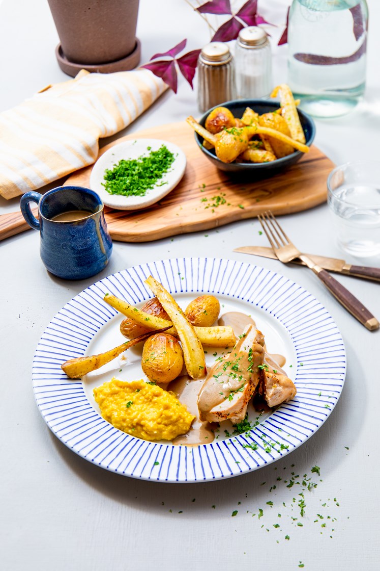 Kyllingbryst med maiskrem, pastinakk med persille og steinsoppsaus