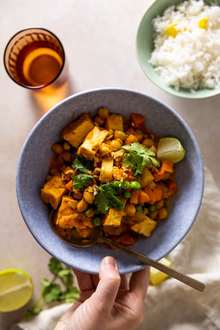 Vegetarisk massaman curry med tofu og kikerter, servert med ingefærdampet ris og koriander