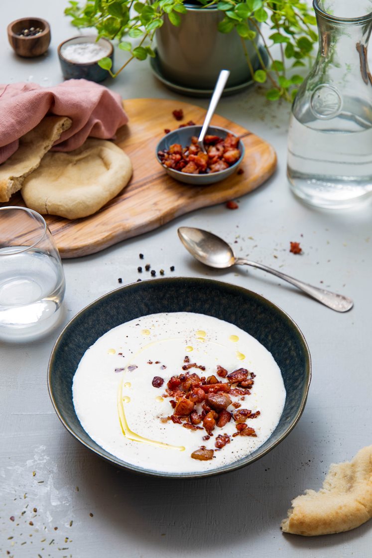 Hjemmelaget blomkålsuppe med sprøtt bacon og nystekt brød