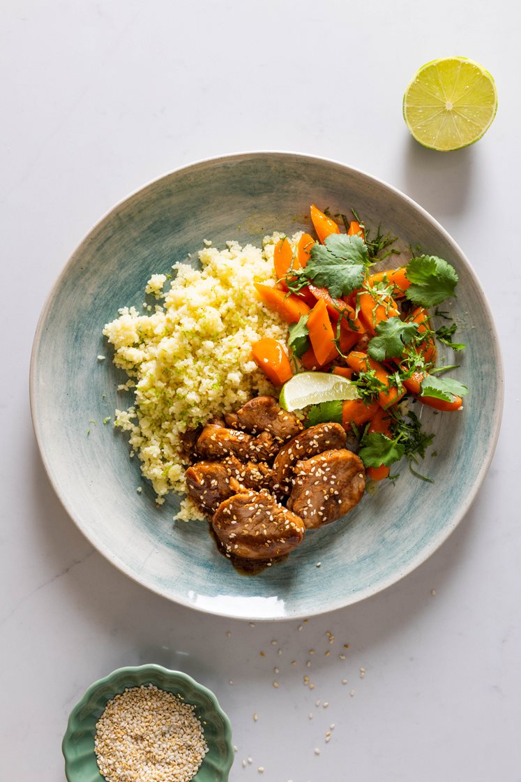 Sautéskiver i teriyaki med honningristede gulerødder og couscous