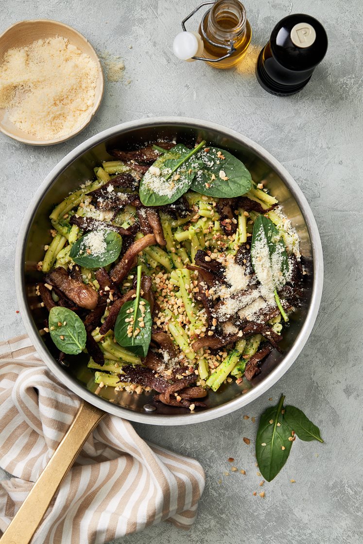 Pasta casarecce med spenat- och hasselnötspesto och vitlöksfräst ostronskivling