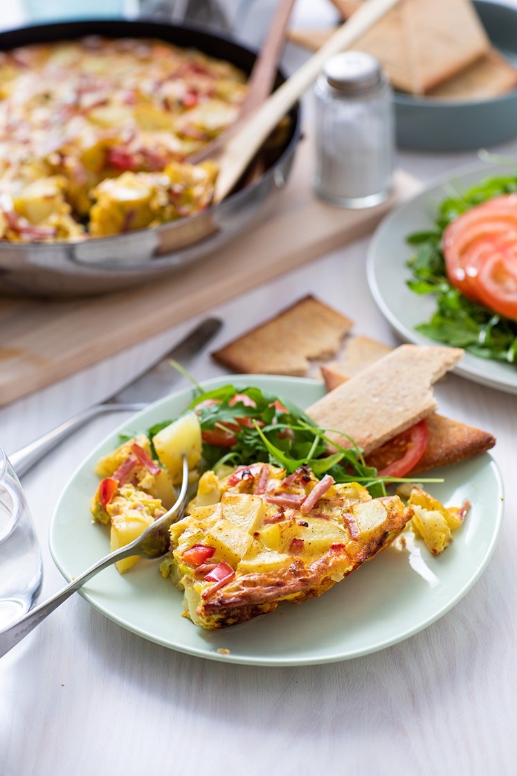 Bondeomelett med langbrød og tomatsalat