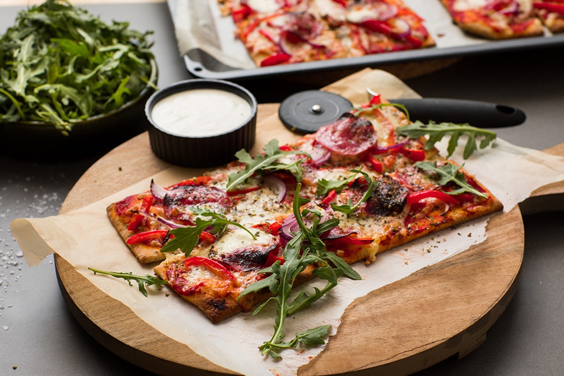 Pizza med med spekeskinke fra Voss, mozzarella og ruccola