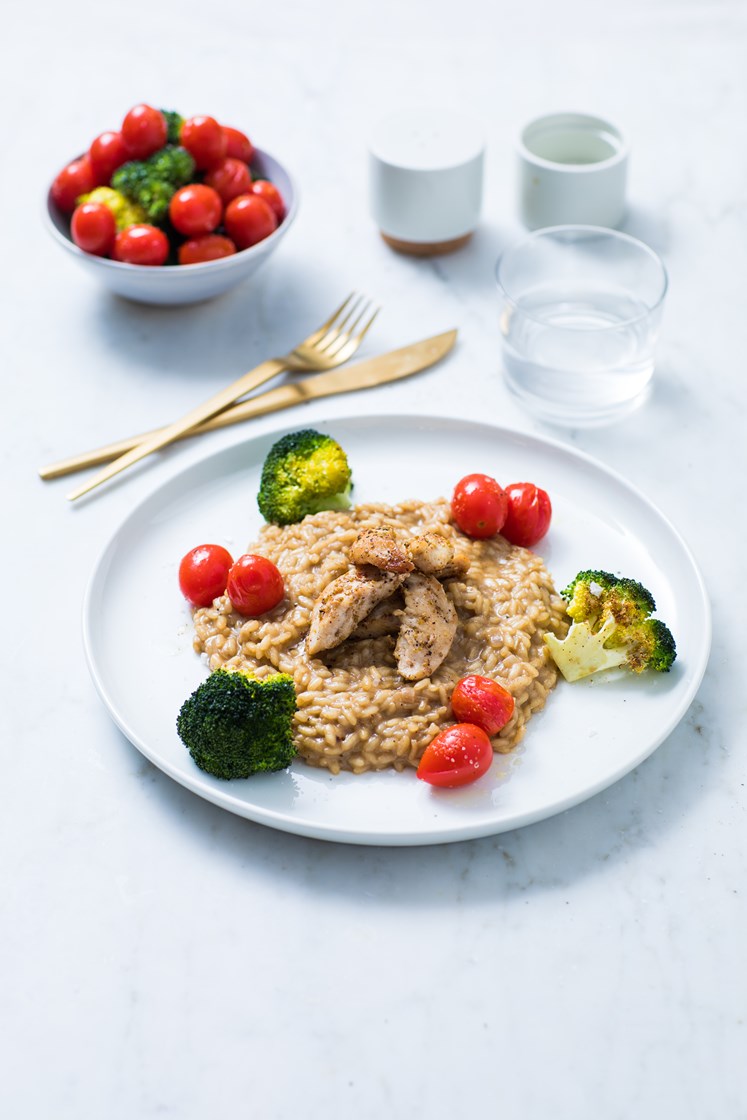 Steinsopprisotto med kyllingskiver, ovnsbakte cherrytomater og brokkolibuketter