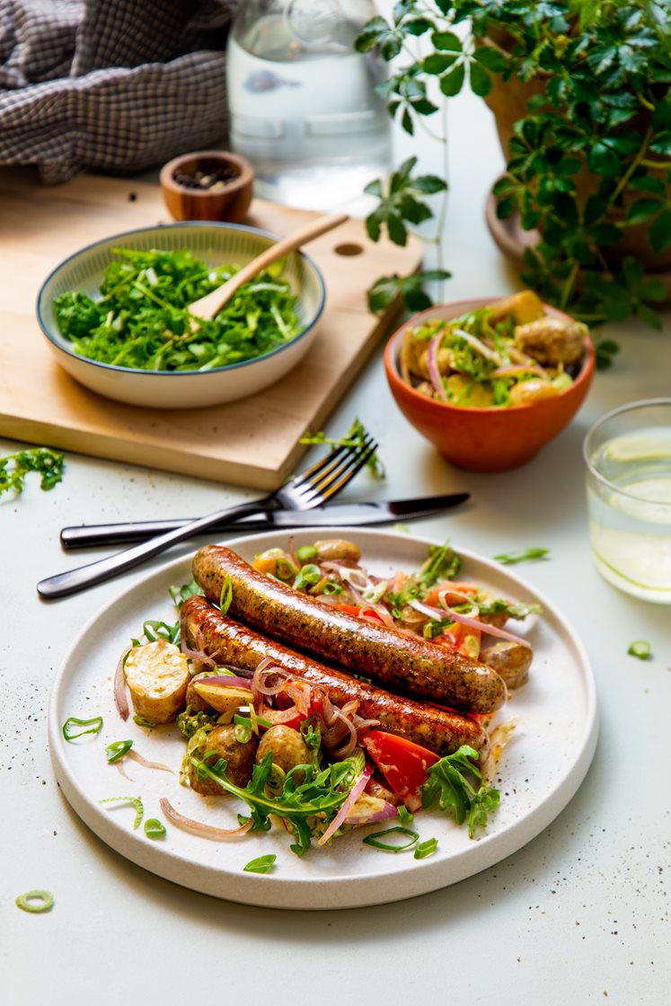 Urtepølser av kylling med fransk potetsalat og stekt løk