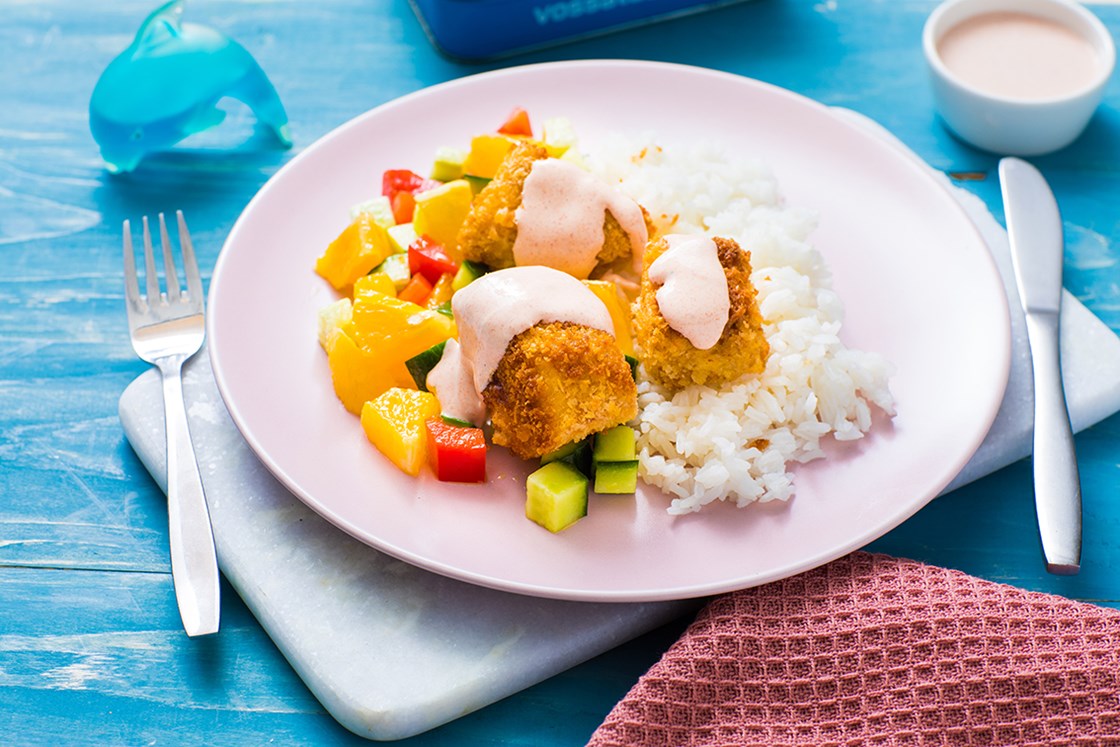 Fiskenuggets med appelsinsalat og tacodressing