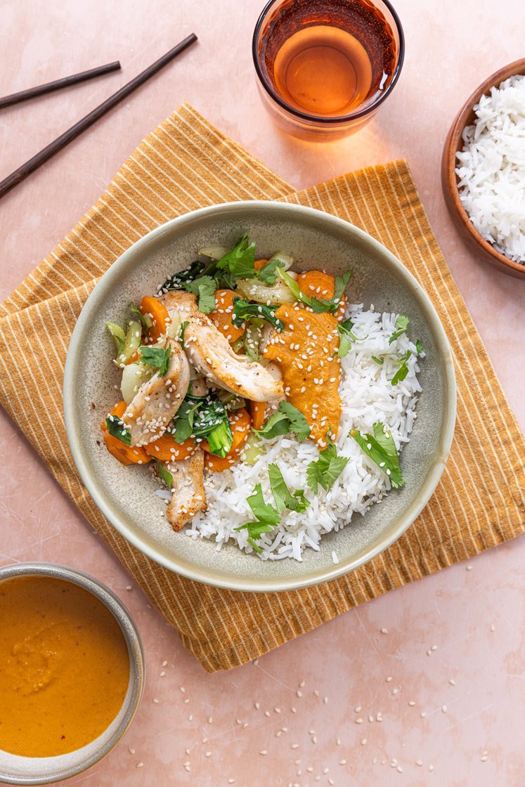 Wok med kyllingeinderfilet og hjemmelavet sataysauce, gulerødder og pak choy