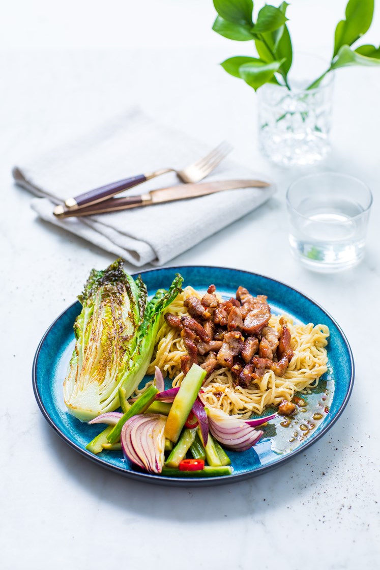 Nakkekoteletter i sesam- og chilisaus med agurk- og koriandersalat, eggenudler og stekt hjertesalat 