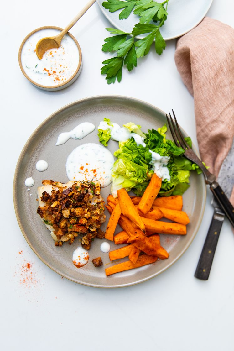 Bagt fisk med mandel-persille topping og sweet potato fritter